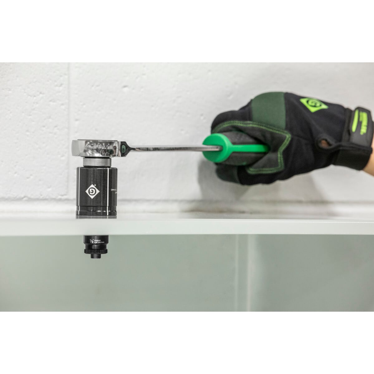 7/16" Manual Draws Stud sold in in qty's of 4.  Easy threading - "dog point" tip helps eliminate cross-threading.  Use with Greenlee 1" ratchet wrench and Greenlee punches and dies