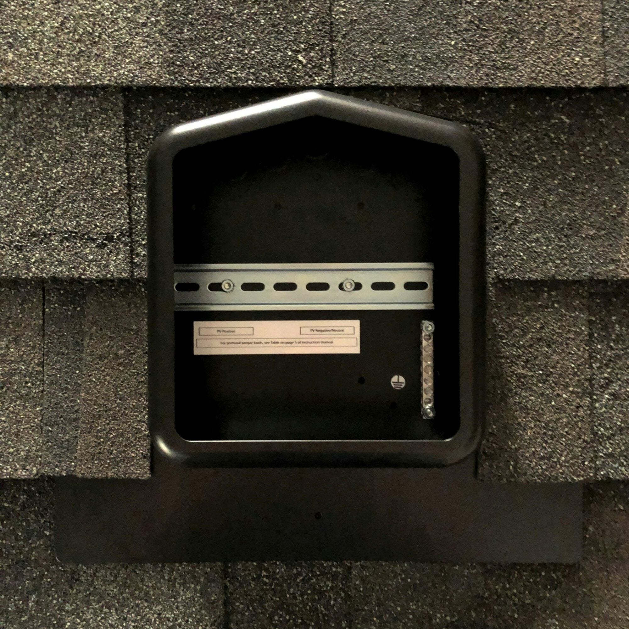 SolaDeck with 5 position ground block, black