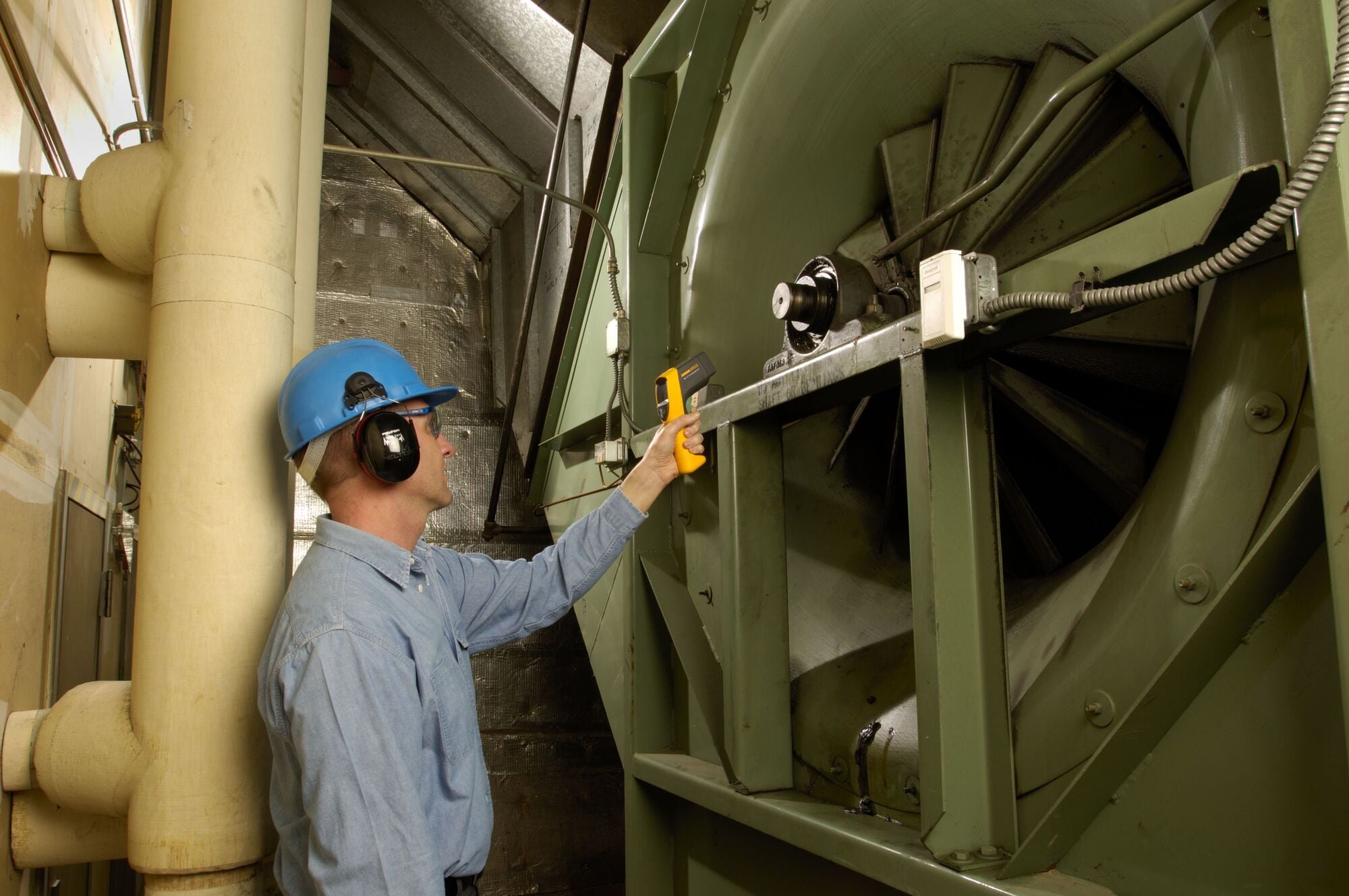 Lighten up your toolbox. The Fluke 561 IR and contact thermometer, combines the temperature measurement functions that industrial, electrical, and HVAC/R professionals need, all in one tool. It measures both infrared and contact temperature, replacing several other test tools. Its fast, efficient, and easy to use, saving you valuable time and effort.