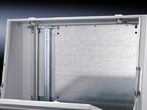 Partial mounting plates, locatable into rails, for TS, SE, TP
