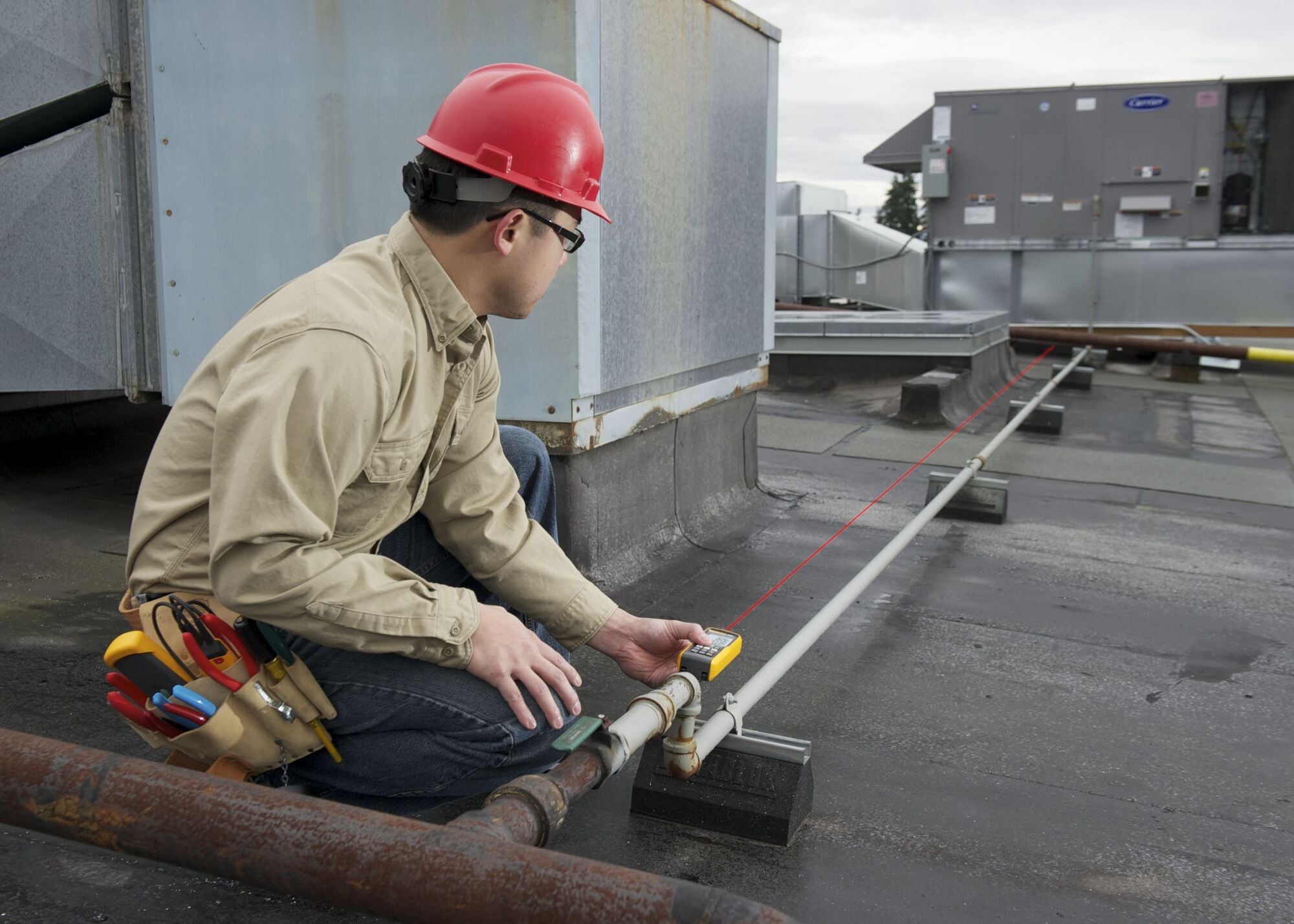 Fluke 417D laser distance (meter only) The ultra-portable, durable and easy-to-use Fluke 417D Measures up to 131 ft. with accuracy of 2mm (0.08 in) Instant distance measurement with one-button operation IP54 dust and water resistant