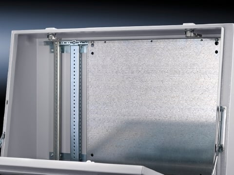 Partial mounting plates, locatable into rails, for TS, SE, TP
