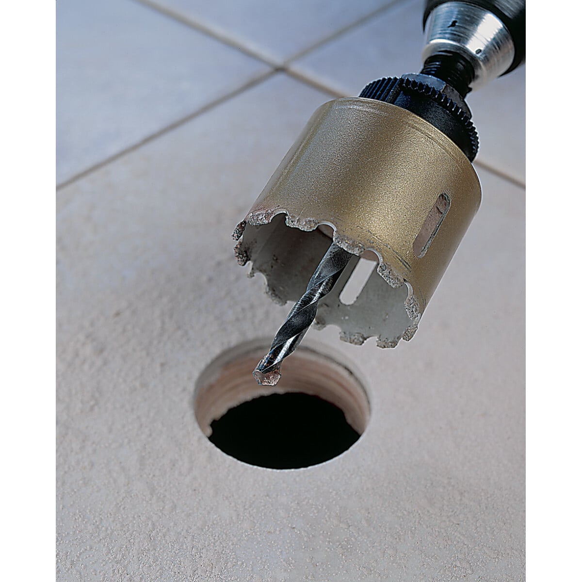 Long-lasting tungsten carbide-grit delivers extremely clean, smooth cuts through tile, cement board, and other abrasive materials.  Perfect for cutting holes in Quazite enclosure or hardy board siding for 3-0 box installation.  Rugged construction for enduring performance.  Use with Arbors listed on page 94.