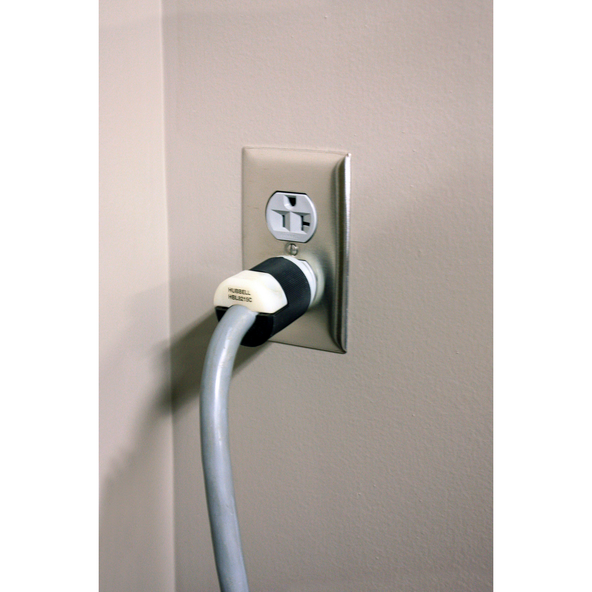 HBL8215C 1-Phase Grounding Male Standard Cord Mount Straight Blad