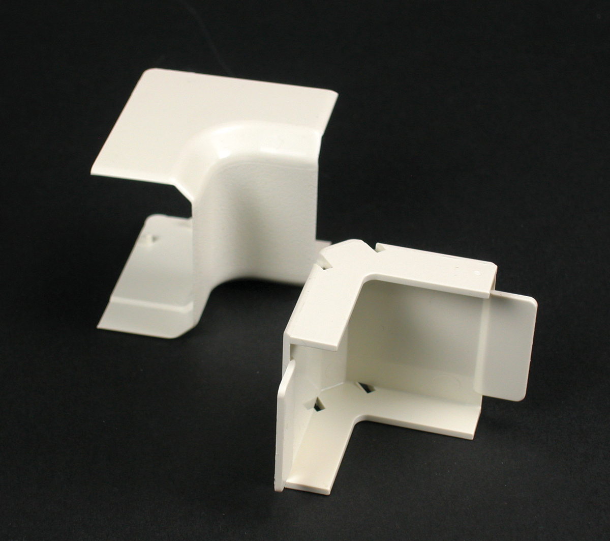 Raceway Elbow, Internal Non-Metallic, 90 deg Bend, Threaded Mount, For Use With: Plugmold® Plus NM2000 Series Non-Metallic Multi-Outlet Power System, Plastic, Ivory, ScuffCoat™, 2 in L x 1-7/8 in W